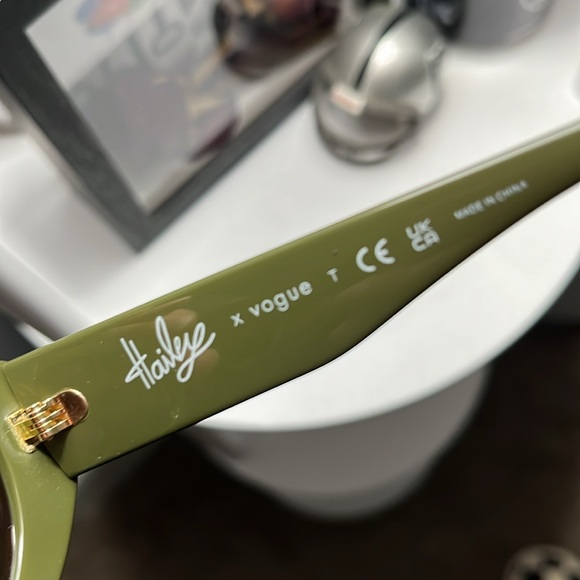 Vogue x Hailey Bieber Sunglasses - Picture 6 of 7